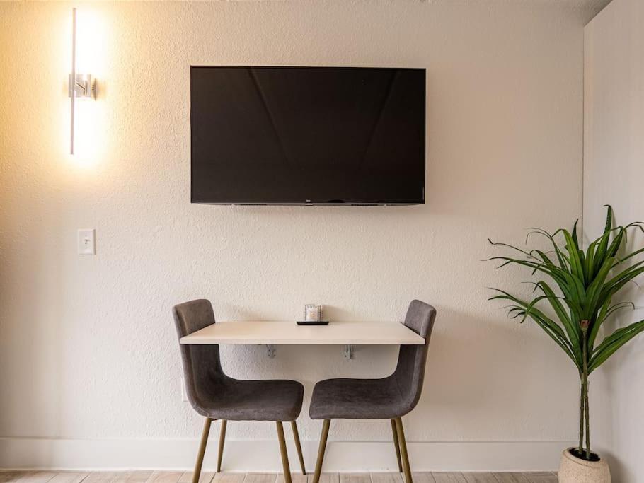 Orlando 1br With View & Minutes To Apartment Kissimmee
